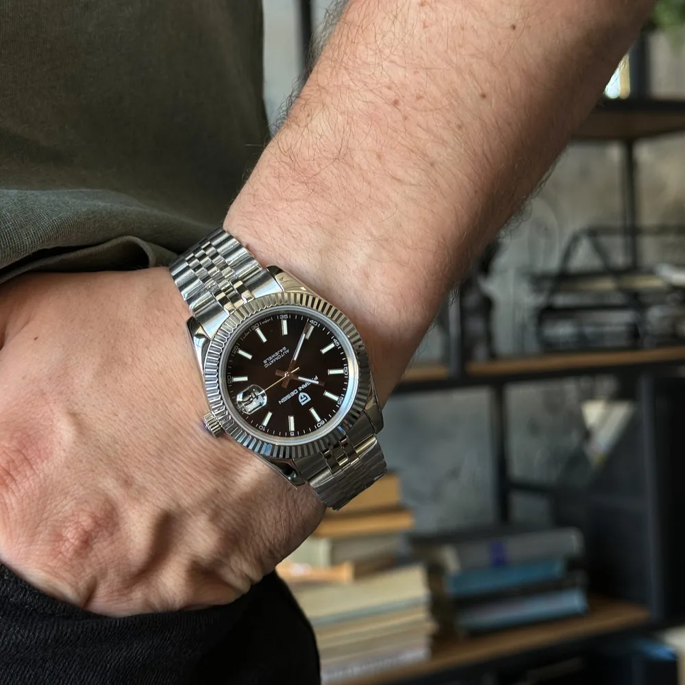 Сталевий годинник Arch.Clock на зап'ясті