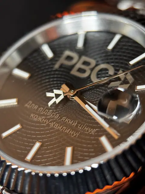 Годинник з логотипом PBC і присвятою лідеру, наша робота